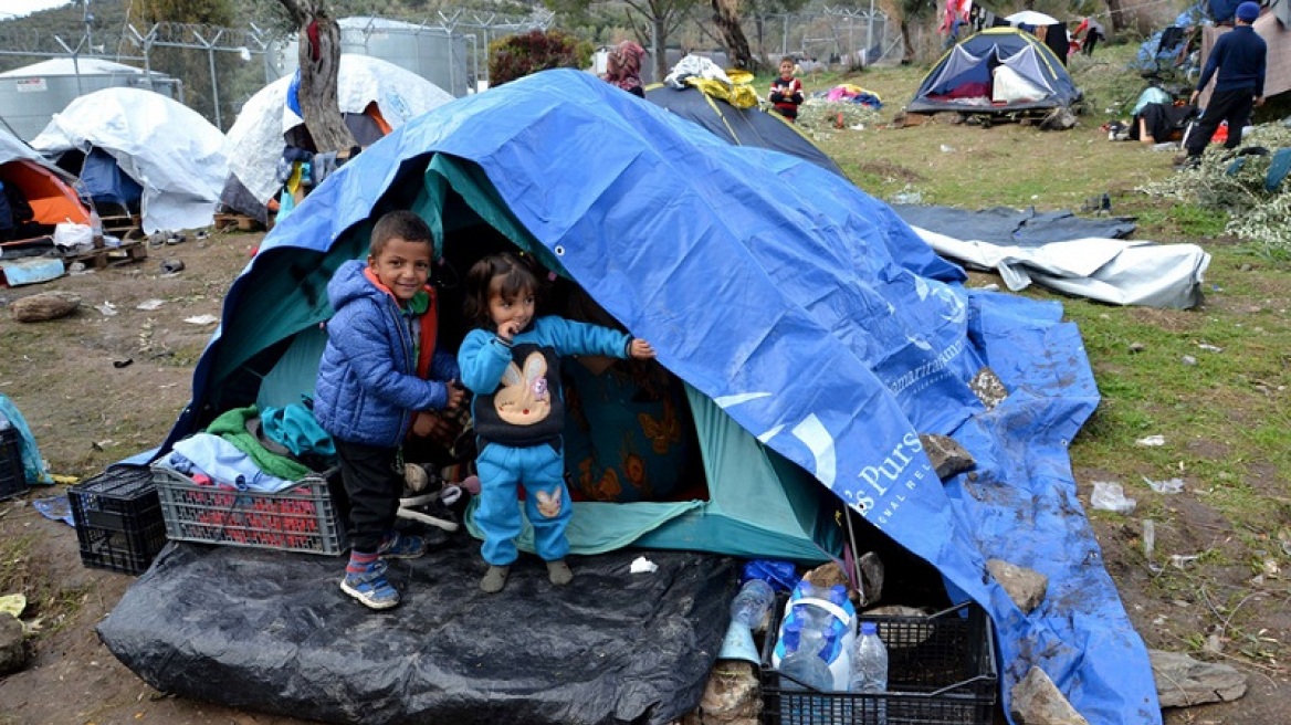 Λέσβος: Μέσα σε λάσπες και σκουπίδια μένουν οι πρόσφυγες στο hotspot στη Μόρια